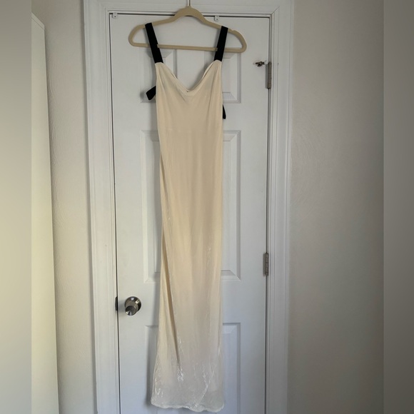 REFORMATION Nya Velvet Dress - Picture 3 of 9